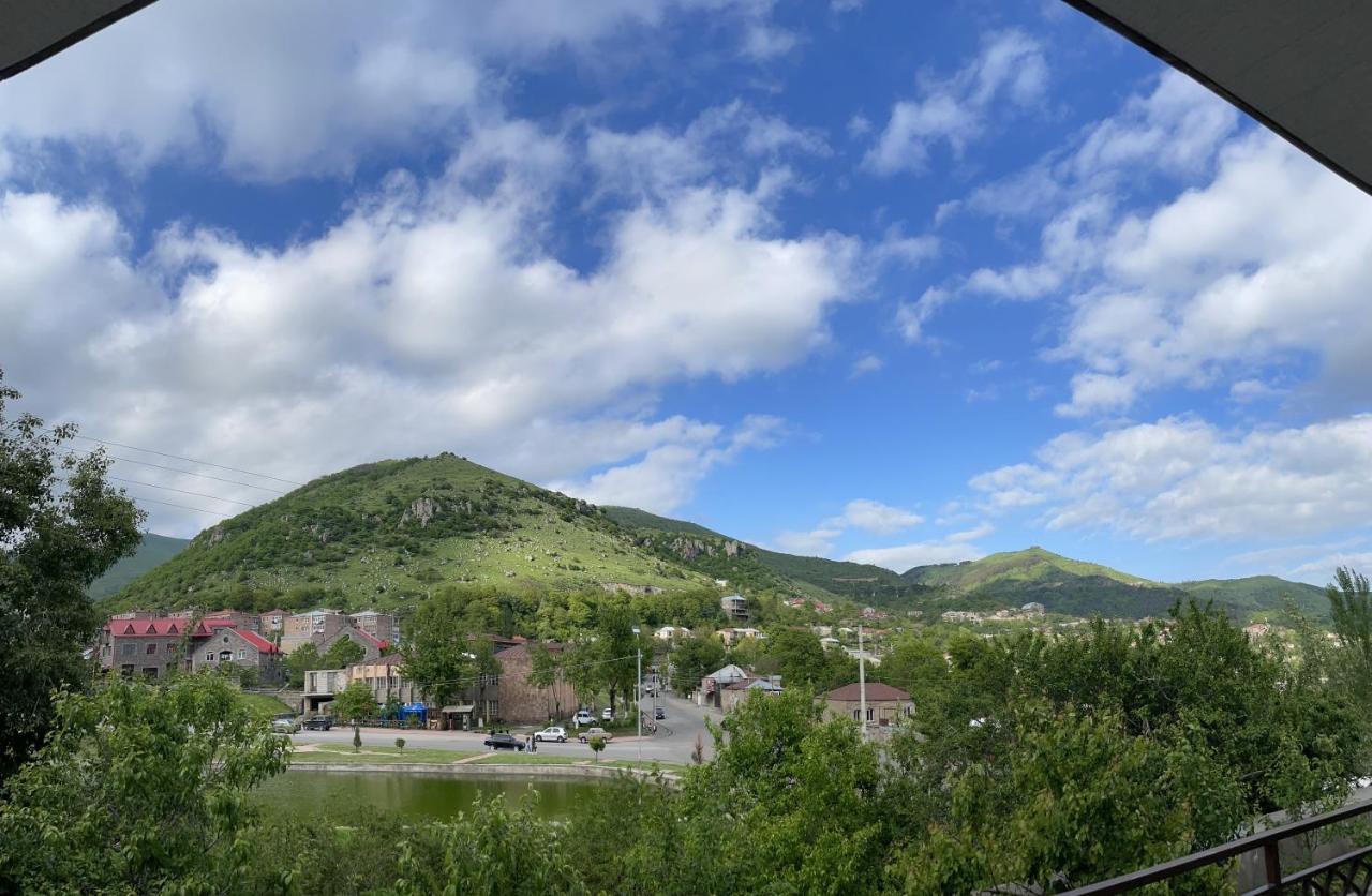 Yolyans Hotel Goris Exteriör bild