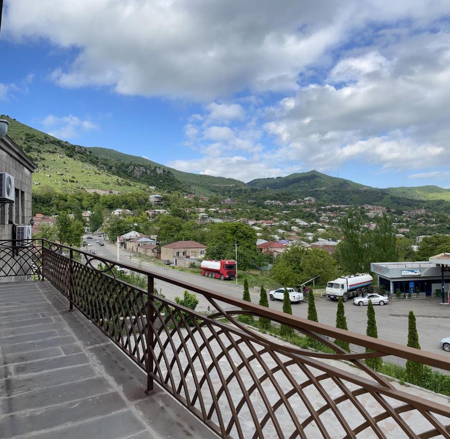 Yolyans Hotel Goris Exteriör bild