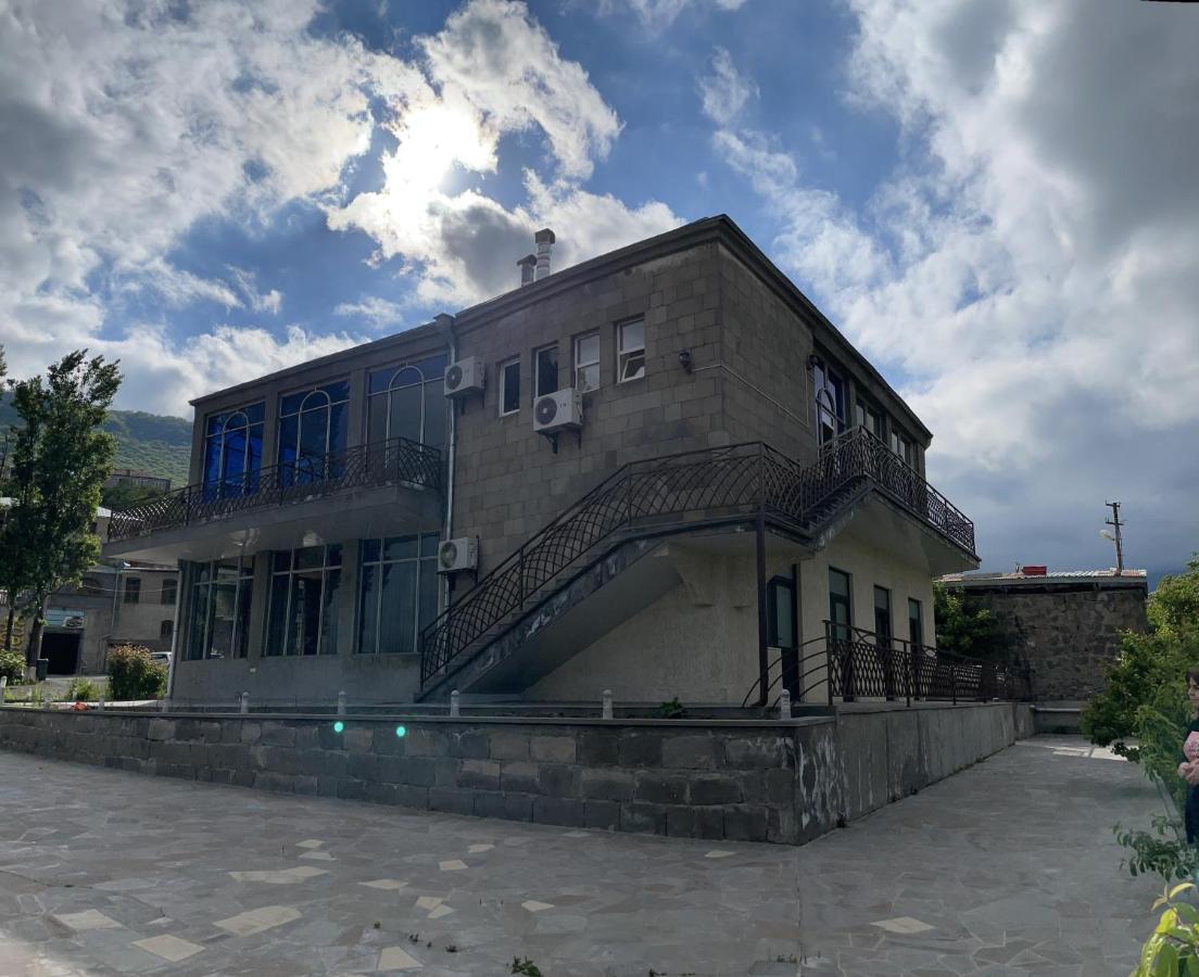 Yolyans Hotel Goris Exteriör bild