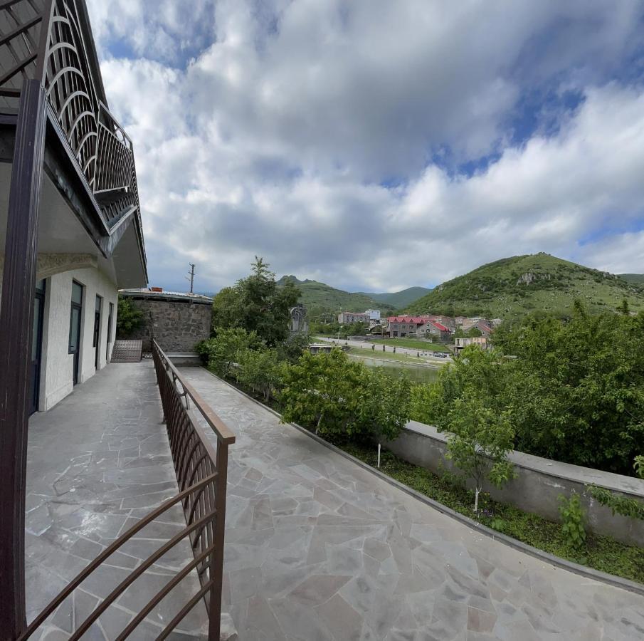 Yolyans Hotel Goris Exteriör bild